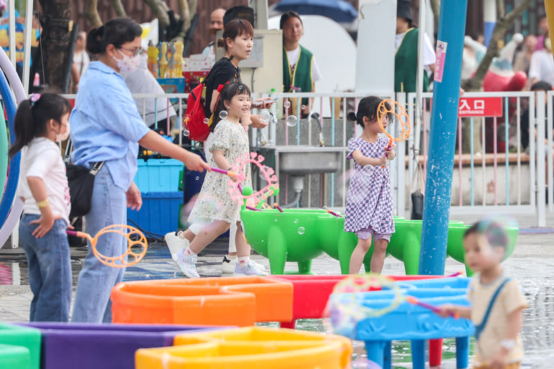 喜迎兒童節　台北兒童新樂園湧人潮（2） 兒童節到來，台北市立兒童新樂園4日湧入不少人 潮，許多家長帶著孩子前來遊玩，享受美好假期。 中央社記者裴禛攝  113年4月4日 