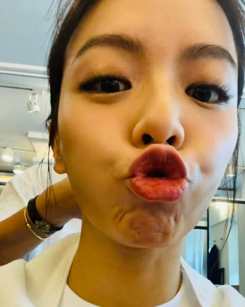 Vivian sends kisses to fans