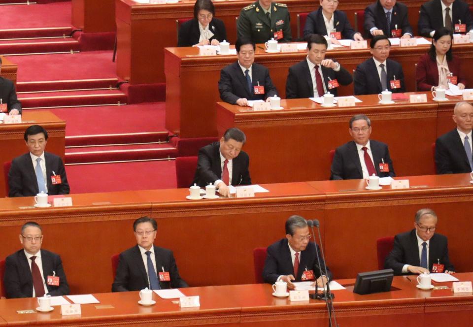 11日閉幕的中國全國人大會議，表決七份草案。圖為中國國家主席習近平(後排左二)按下表決鍵。(記者廖士鋒╱攝影)