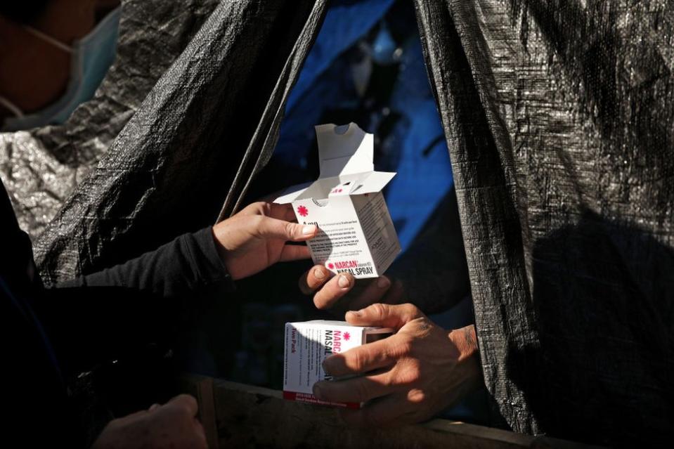 La enfermera Linda Leimer, del L.A. County Department of Health Services, provee Narcan a un hombre que vive en una tienda de campaña en la calle Aetna de Van Nuys, Los Ángeles, el lunes 7 de marzo de 2022.