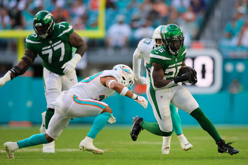 Dec 17, 2023; Miami Gardens, Florida, USA; New York Jets running back <a class="link " href="https://sports.yahoo.com/nfl/players/40165" data-i13n="sec:content-canvas;subsec:anchor_text;elm:context_link" data-ylk="slk:Israel Abanikanda;sec:content-canvas;subsec:anchor_text;elm:context_link;itc:0">Israel Abanikanda</a> (25) runs with the football against the Miami Dolphins during the fourth quarter at Hard Rock Stadium. Mandatory Credit: Sam Navarro-USA TODAY Sports