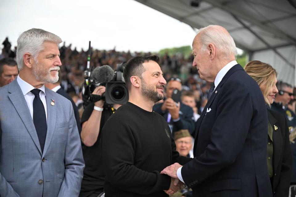 El presidente Joe Biden saluda al presidente ucraniano, Volodimir Zelenski, y su esposa, Olena Zelenska, el jueves en Omaha Beach, Francia. Eliot Blondet/Abaca Press / Sipa USA