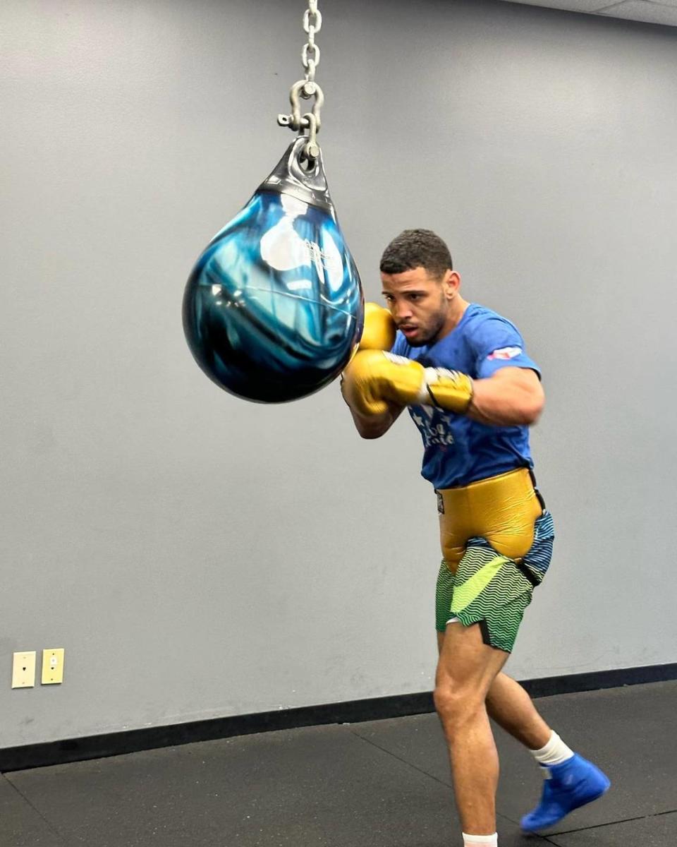 Yoenis Téllez (2-0, 2 KO) enfrentará el domingo por el campeonato Fedecaribe de peso mediano junior de la Asociación Mundial del Boxeo al puertorriqueño Jean Rivera (8-1, 1 KO).