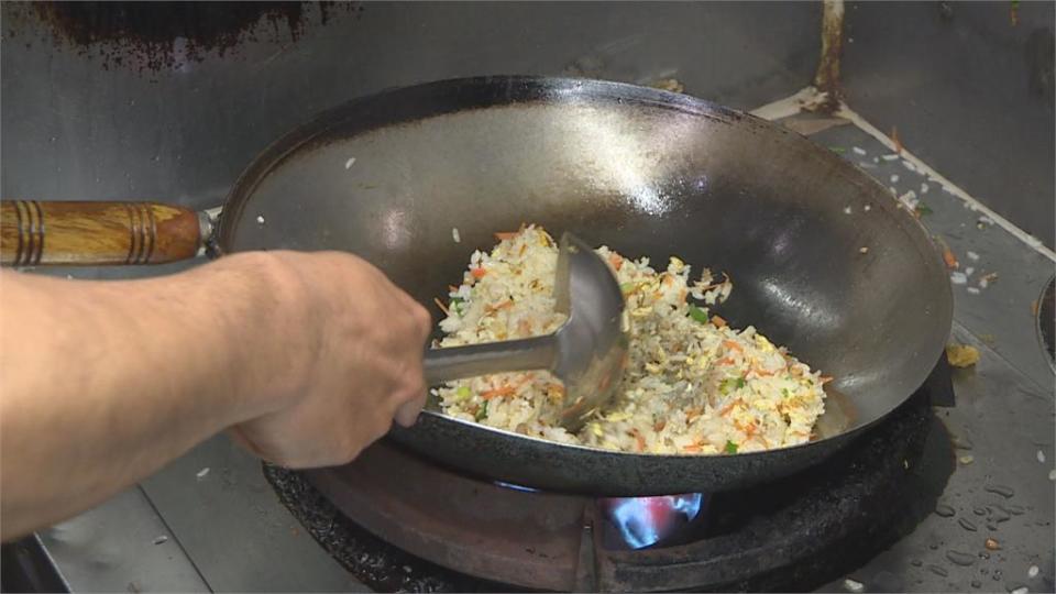 蟹膏拌炒.鮭魚卵點綴 痛風炒飯海味濃郁