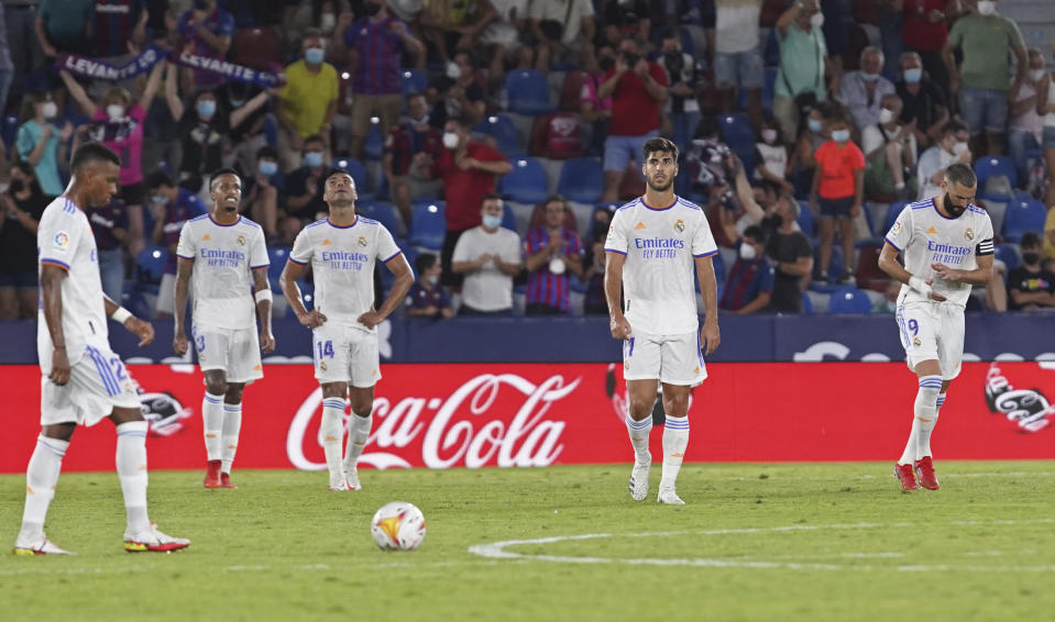 Los jugadores del Real Madrid reaccionan luego que el Levante anotó su tercer gol en el partido de la Liga española, el domingo 22 de agosto de 2021. Los equipos empataron 3-3 (AP Foto/Alberto Saiz)