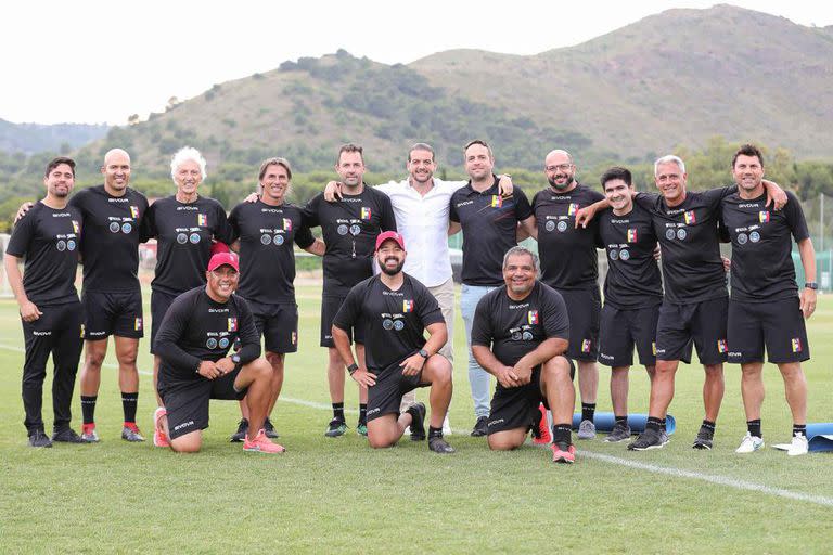 El cuerpo técnico completo de Pekerman al momento de su asunción al mando de la selección venezolana, con algunas caras conocidas como Fernando Batista, Patricio Camps, Fabricio Coloccini y Pascual Lezcano