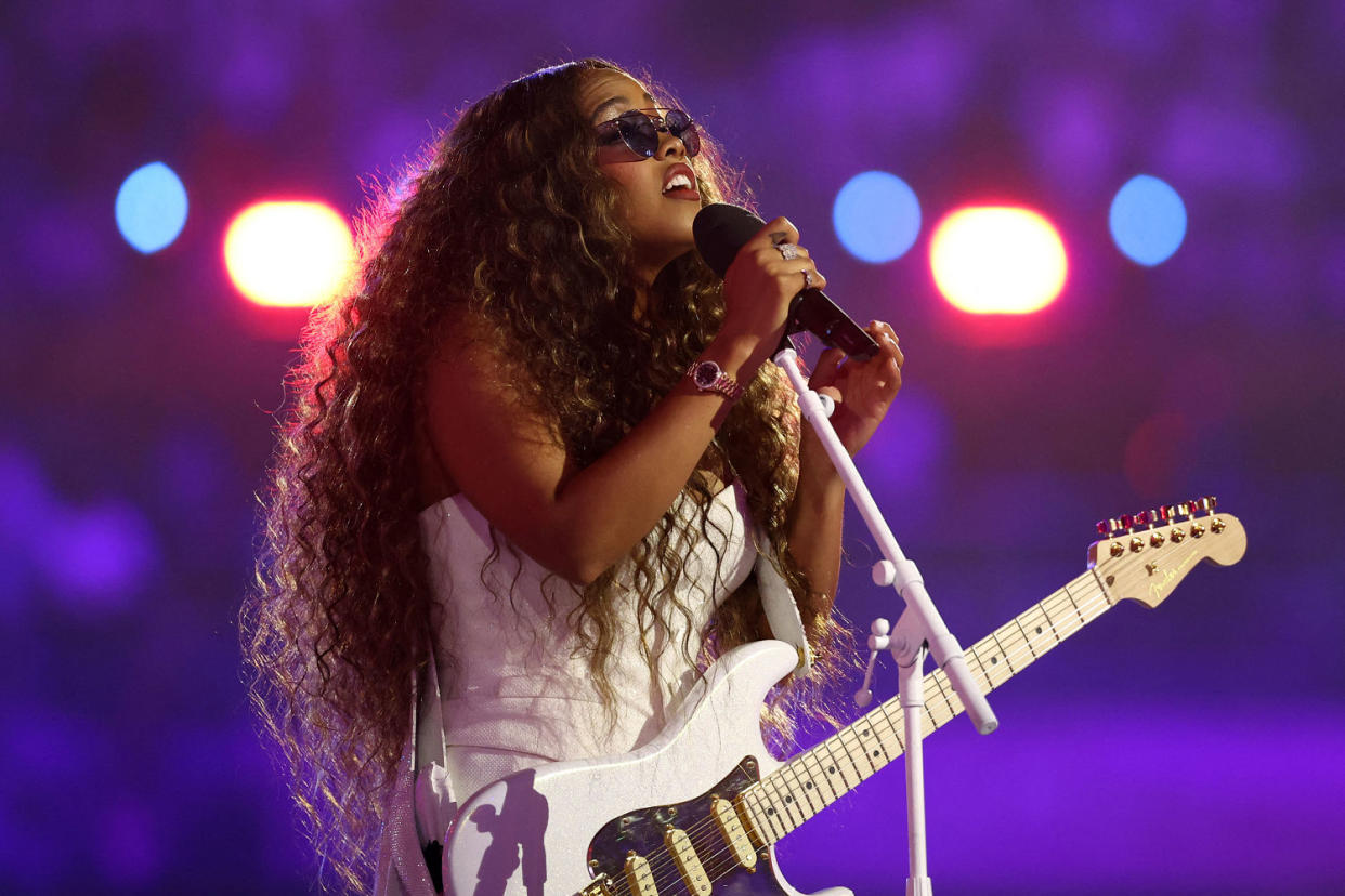 Singer H.E.R performs during the closing ceremony of the Paris Olympic (Franck Fife / AFP-Getty Images)