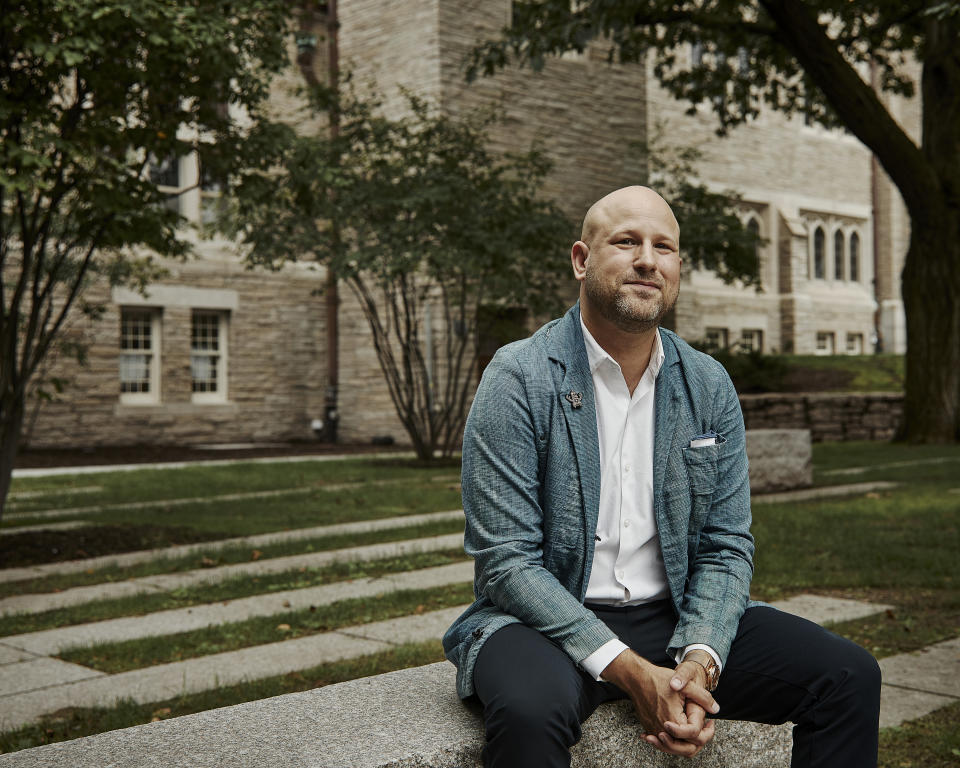 Greg Epstein, sentado para un retrato en Harvard en Cambridge, Massachusetts, el 20 de agosto de 2021, ha sido capellán humanista de Harvard desde 2005. (Cody O'Loughlin/The New York Times)