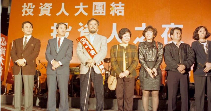 華隆集團掌門人翁大銘（左3），1992年打著替散戶爭權益名義參選立委，才花10餘天時間就順利當選。（圖／報系資料照）