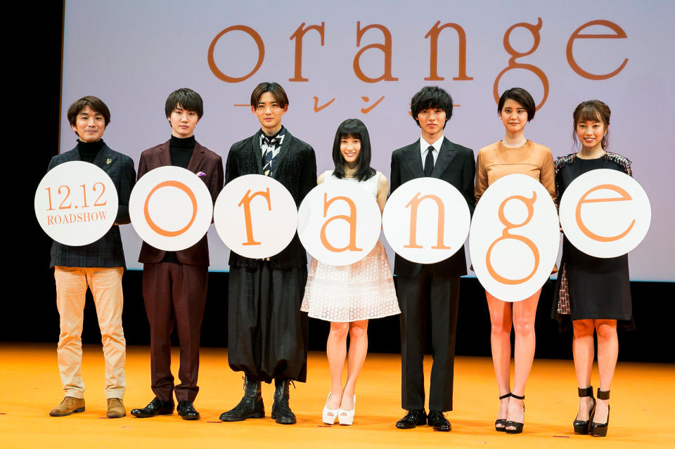 (L to R) Director Kojiro Hashimoto, actor Dori Sakurada, actor Ryo Ryusei, actress Tao Tsuchiya, actor Kento Yamazaki, actress Hirona Yamazaki and actress Kurumi Shimizu pose for the cameras during the screening of the film ''Orange'' on November 23, 2015, in Tokyo, Japan. 300 lucky fans attended the event (the odds of winning a ticket were 1 in 810). The movie hits Japanese theaters on December 12. © Rodrigo Reyes Marin/AFLO/Alamy Live News