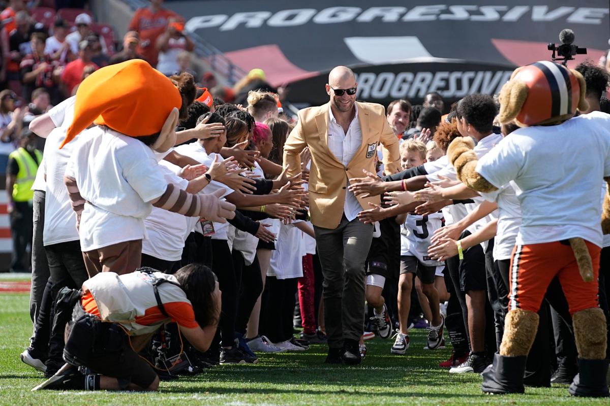 Cleveland Browns teammates, coaches happy to see Joe Thomas get enshrined  into Ring of Honor