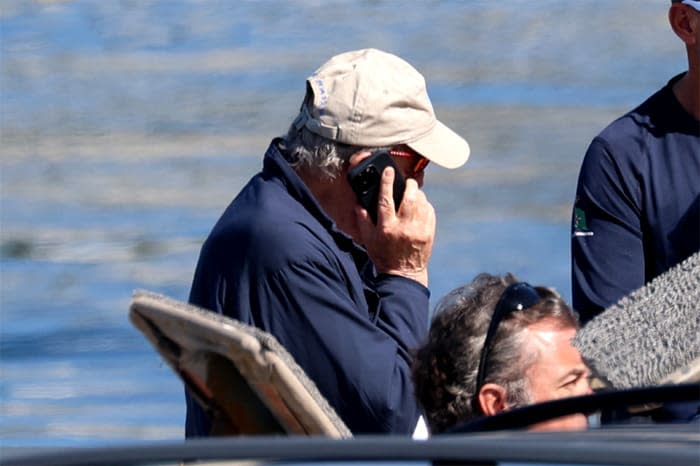 Don Juan Carlos habla por su teléfono móvil
