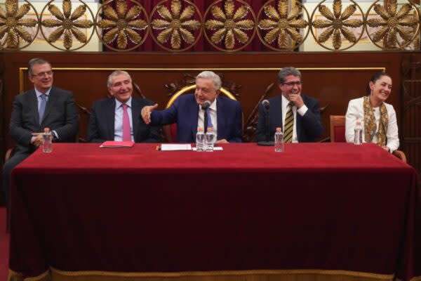 Marcelo Ebrard, Adán Augusto López, Andrés Manuel López Obrador, Ricardo Monreal y Claudia Sheinbaum durante la reunión con legisladores de Morena en Palacio Nacional