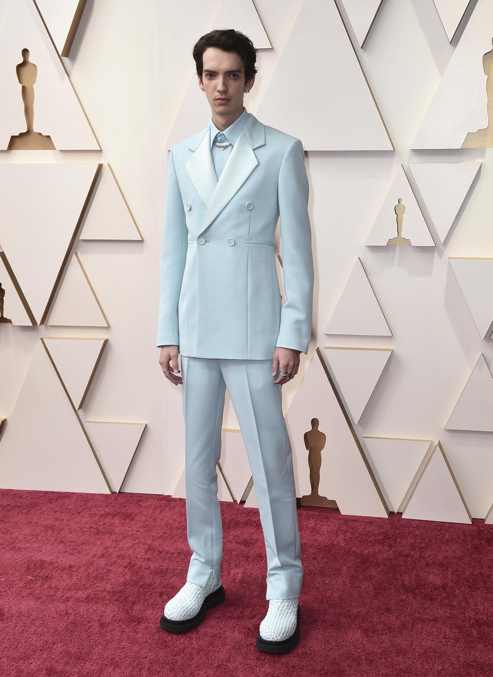 Kodi Smit-McPhee llega a los Oscar el 27 de marzo de 2022 en el Teatro Dolby en Los Angeles. (Foto Jordan Strauss/Invision/AP)