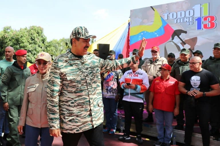 EL presidente Nicolás Maduro saluda a unos asistentes a un mitin político el 13 de abril de 2024 en Caracas (Zurimac Campos)