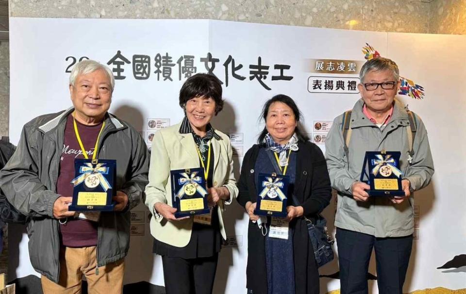 第二十九屆全國績優文化志工表揚，竹市4位得獎者朱孝一、尤桂遵、黃嬌雲、及林壯亨合影。(資料照)