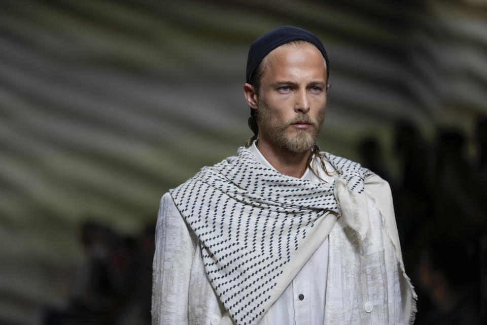 Un modelo luce una creación de Georgio Armani durante la presentación de su colección masculina primavera-verano 2023 el lunes 20 de junio de 2022 en Milán, Italia. (Foto AP/Luca Bruno)