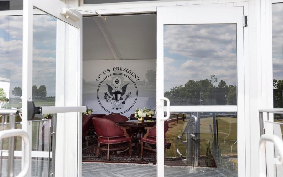 Una sala de observación en una carpa en el green del hoyo 18 con el sello presidencial de EE.UU. en el LIV Golf Bedminster (EPA)