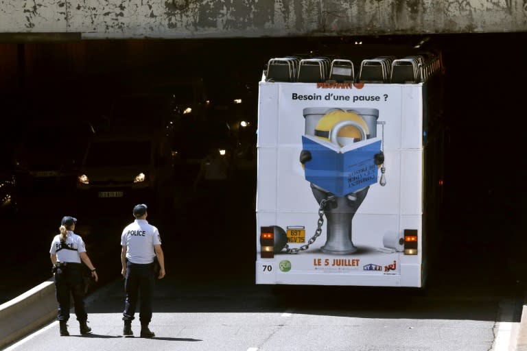 The double-decker got stuck under the Alexandre III bridge while on a sightseeing trip around Paris