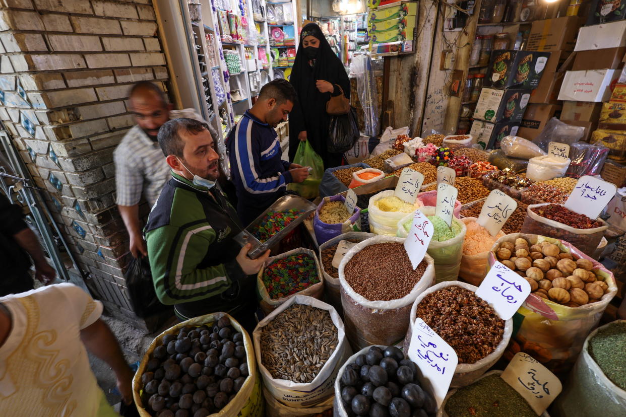 Residents shop at a wholesale market ahead of the holy fasting month of Ramadan, amid rising commodity prices like as cooking oil and wheat, following Russia's invasion of Ukraine, in Baghdad, Iraq, March 31, 2022. REUTERS/Alaa Al-Marjani