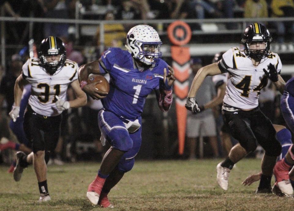 Coleman quarterback Jadin Jackson scrambles to the outside on Oct. 22, 2021 against Cisco.