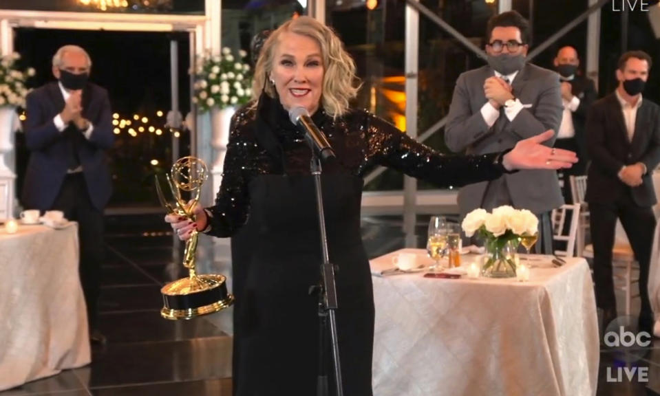 En esta imagen de video del domingo 20 de septiembre del 2020, cortesía de la Academia de las Artes y Ciencias Televisivas, Catherine O'Hara recibe el premio a la mejor actriz en una serie de comedia por "Schitt's Creek" durante la transmisión de la 72da edición de los premios Emmy. (The Television Academy and ABC Entertainment via AP)