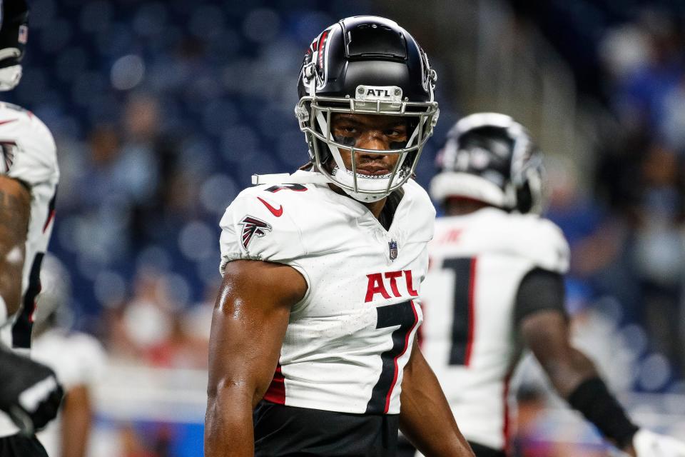 Atlanta Falcons running back Bijan Robinson (7) warms up before the Detroit Lions game at Ford Field in Detroit on Sunday, Sept. 24, 2023.