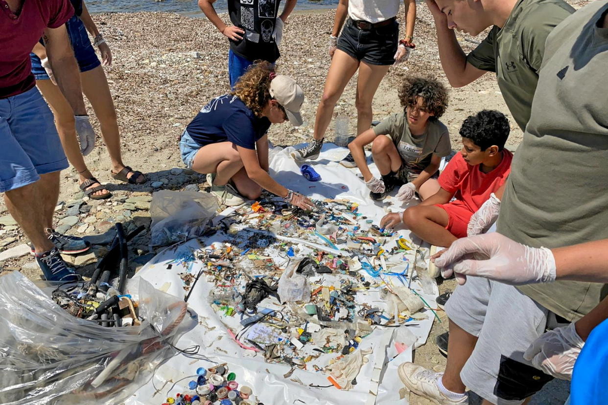 Ramassage de déchets par des collégiens sur la plage d’Olzo, qui serpente sur le littoral de Saint-Florent, en Corse, début juin 2024.  - Credit:J. M.