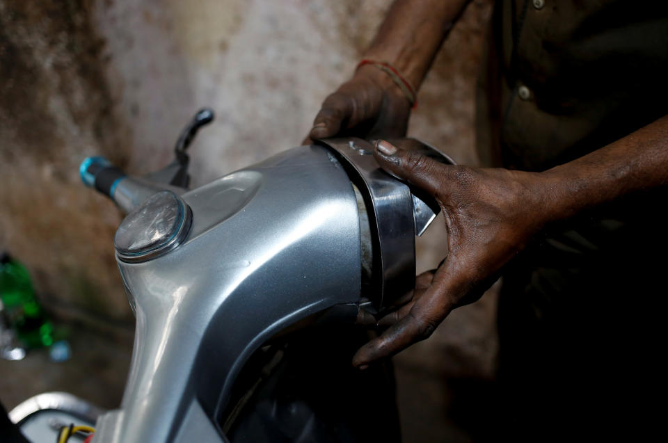 Vintage Vespa fans cling to the past in Pakistan