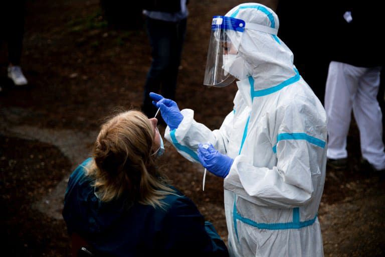 Un test du Covid-19 dans un centre de test à l'hôpital Santa Maria della Pieta à Rome, le 12 octobre 2020 - Tiziana FABI © 2019 AFP