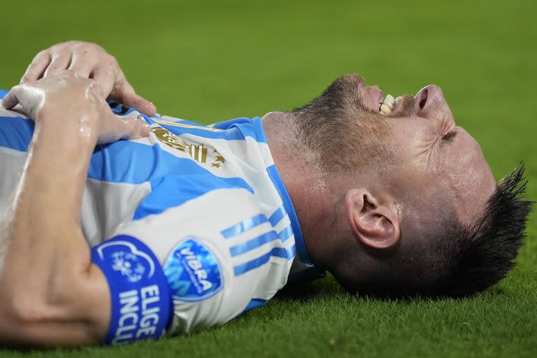 Lionel Messi y el gesto de dolor que le impidió seguir jugando la final ante Colombia; Argentina se impuso igual y ganó la Copa América, pero el debate está abierto de cara al futuro