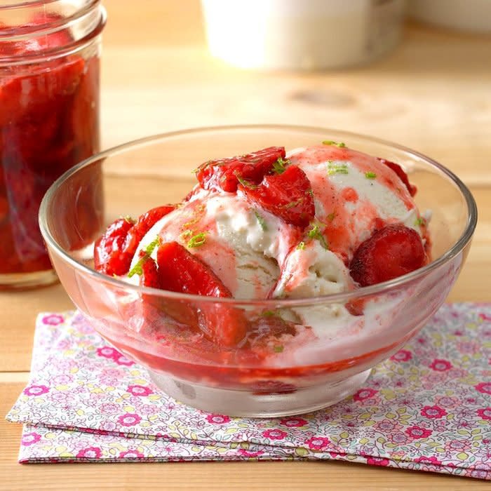 Cinnamon Strawberry Sundaes Exps Tham17p 167535 B11 08 4b