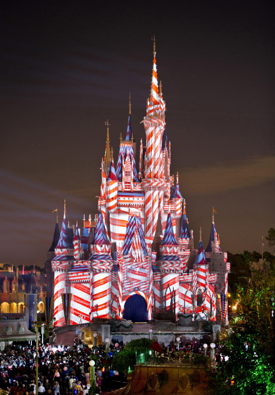 Cinderella Castle At Disney World Gets Into The Holiday Spirit