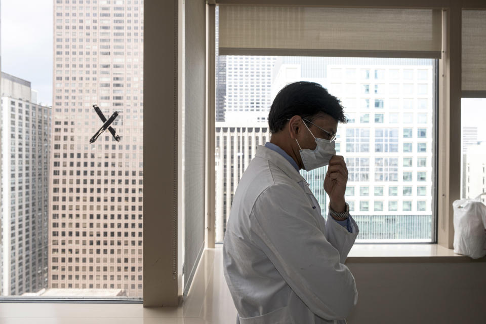 Ankit Bharat durante una revisión de seguimiento con Mayra Ramírez, la primera paciente de COVID-19 en Estados Unidos que recibió un trasplante doble de pulmón, en el Hospital Northwestern Memorial de Chicago, el 29 de julio de 2020. (Sebastian Hidalgo/The New York Times)