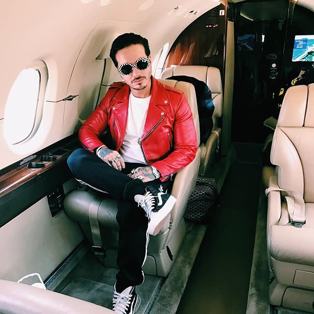 JBalvin luce un abrigo a lo Kardashian en París