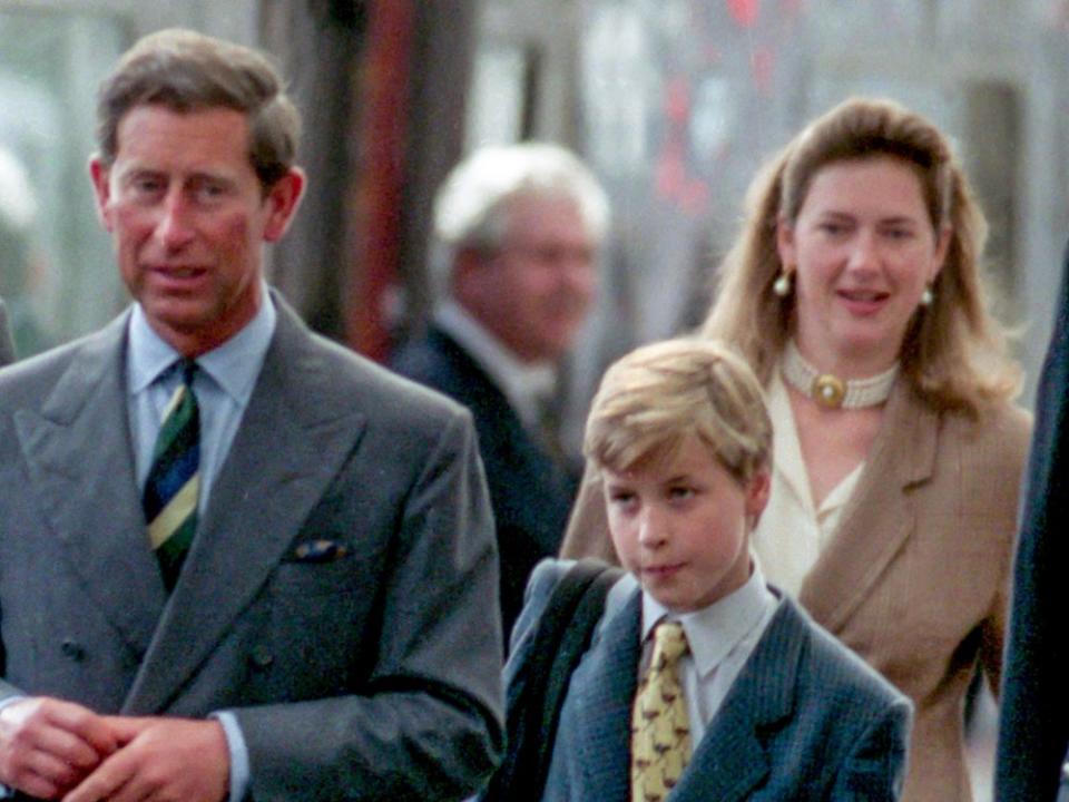 Prinz Charles (l.) mit Prinz William und Alexandra Pettifer im August 1993 in Schottland. (Bild: Julian Parker/UK Press via Getty Images)