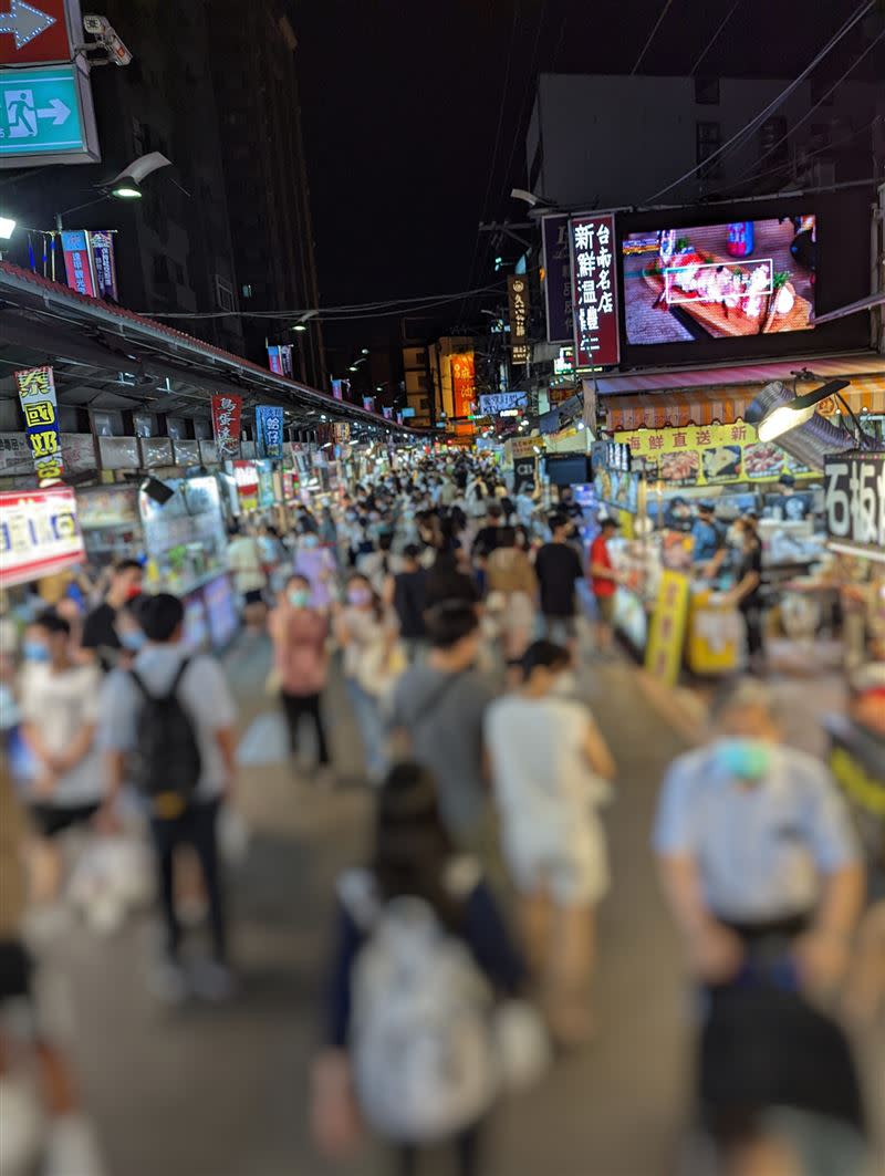 有網友秀出照片為證，前幾天逛逢甲夜市時明明人山人海。（圖／翻攝自爆廢公社）