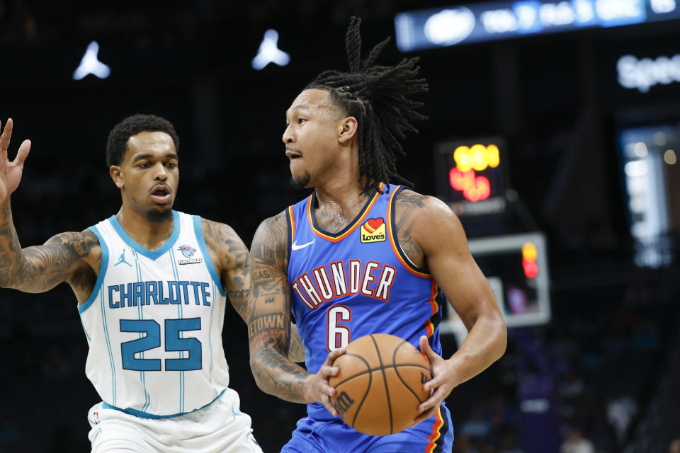 Oct 15, 2023; Charlotte, North Carolina, USA; Oklahoma City Thunder forward Jaylin Williams (6) looks to pass around Charlotte Hornets forward <a class="link " href="https://sports.yahoo.com/nba/players/6174" data-i13n="sec:content-canvas;subsec:anchor_text;elm:context_link" data-ylk="slk:P.J. Washington;sec:content-canvas;subsec:anchor_text;elm:context_link;itc:0">P.J. Washington</a> (25) in the first half at Spectrum Center. Mandatory Credit: Nell Redmond-USA TODAY Sports