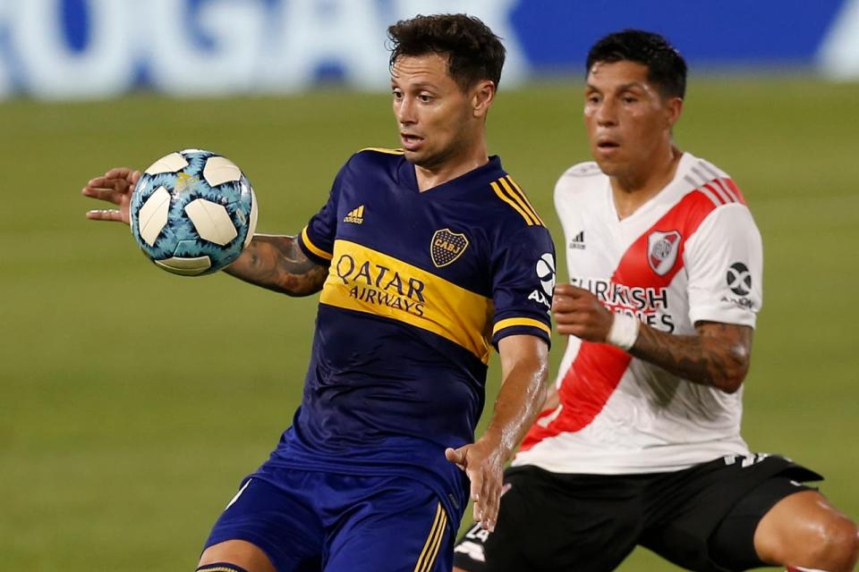 Mauro Zárate y Enzo Pérez, en veredas e ideas distintas: el delantero de Boca necesita minutos para quedarse; el volante de River aseguró su continuidad.