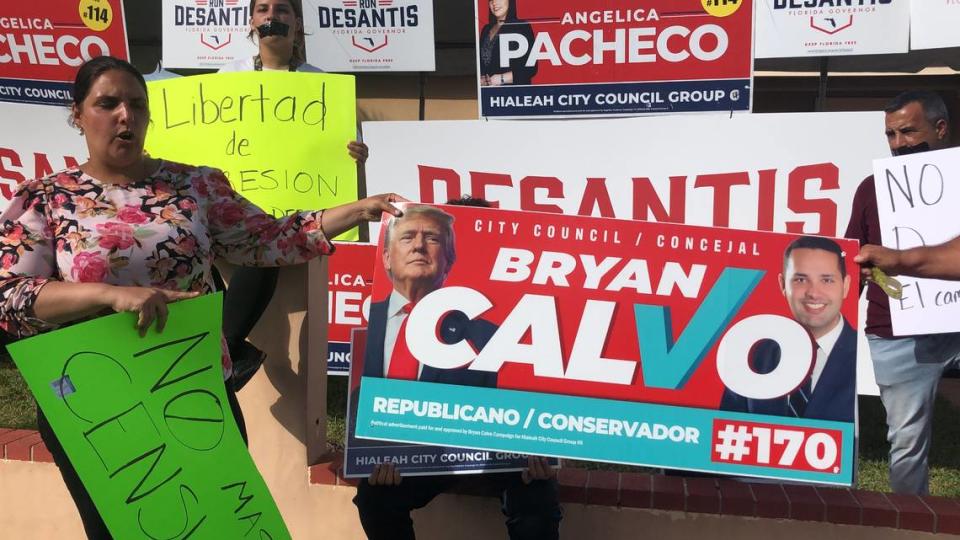 Equipo de campaña de Angelica Pacheco muestra propaganda de Bryan Calvo cuando disputó la contienda contra ella en 2021, en el que usaba una fotografía del expresidente Donald Trump para mostrar que era republicano.