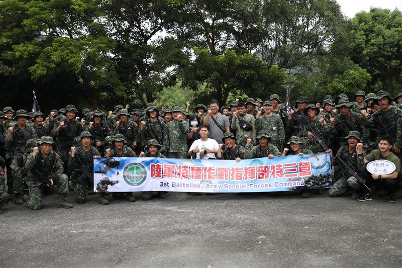 秦良丰坐著輪椅出現在行軍路線上，官兵看到各個感動不已。（圖／翻攝自陸軍司令部臉書）