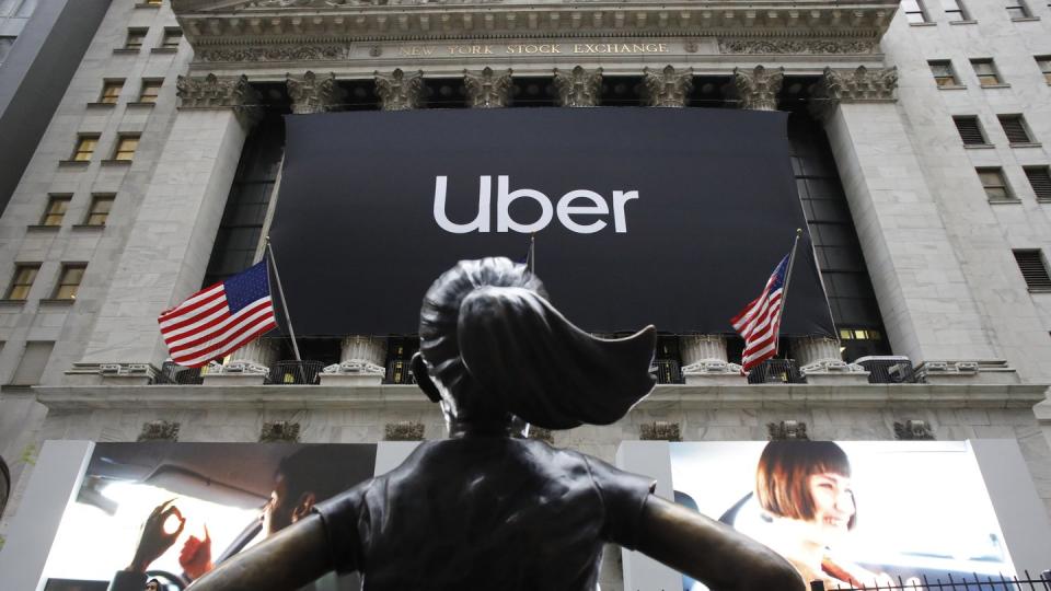 Uber-Banner vor der New Yorker Börse. Der Fahrdienstleister hofft auf reges Interesse der Anleger. Foto: Mark Lennihan/AP