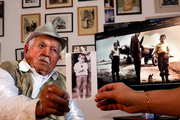 El superviviente del Holocausto Dov Sagaju, de 87 años, muestra una fotografía de cuando era niño usada para crear un avatar que, junto a sus recuerdos, fueron transformados en imágenes por Midjourney, un programa de IA, en Ashkelon, Israel.