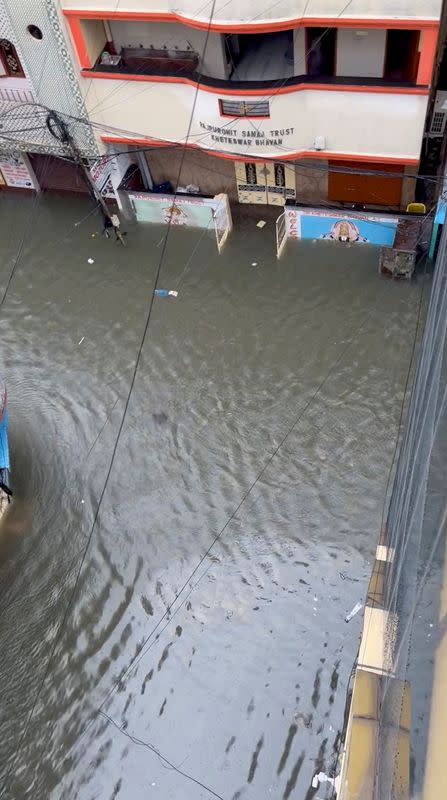 FOTO DE ARCHIVO: Vista de una calle inundada tras las fuertes lluvias previas al ciclón Michaung en Chennai