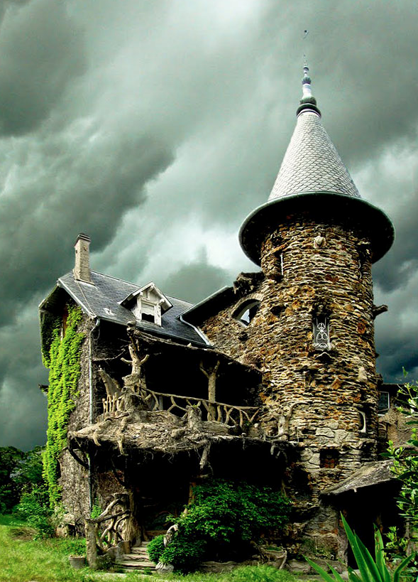 Maison de Sorcière Avec Ciel d’orage 