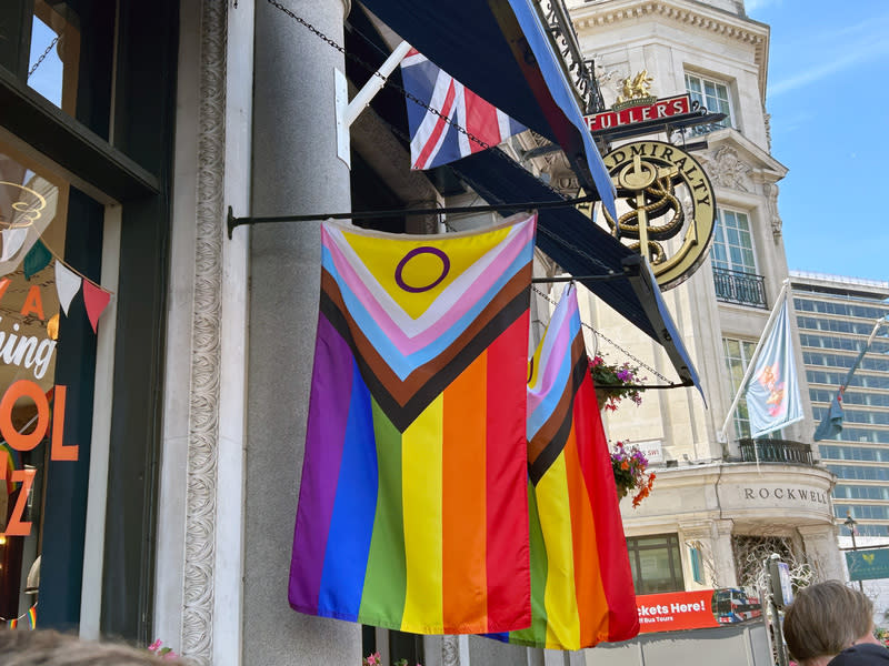 倫敦驕傲大遊行有許多店家響 倫敦有許多店家響應驕傲月，在店家外掛上彩虹旗。 中央社記者簡玉晴倫敦攝  113年6月30日 