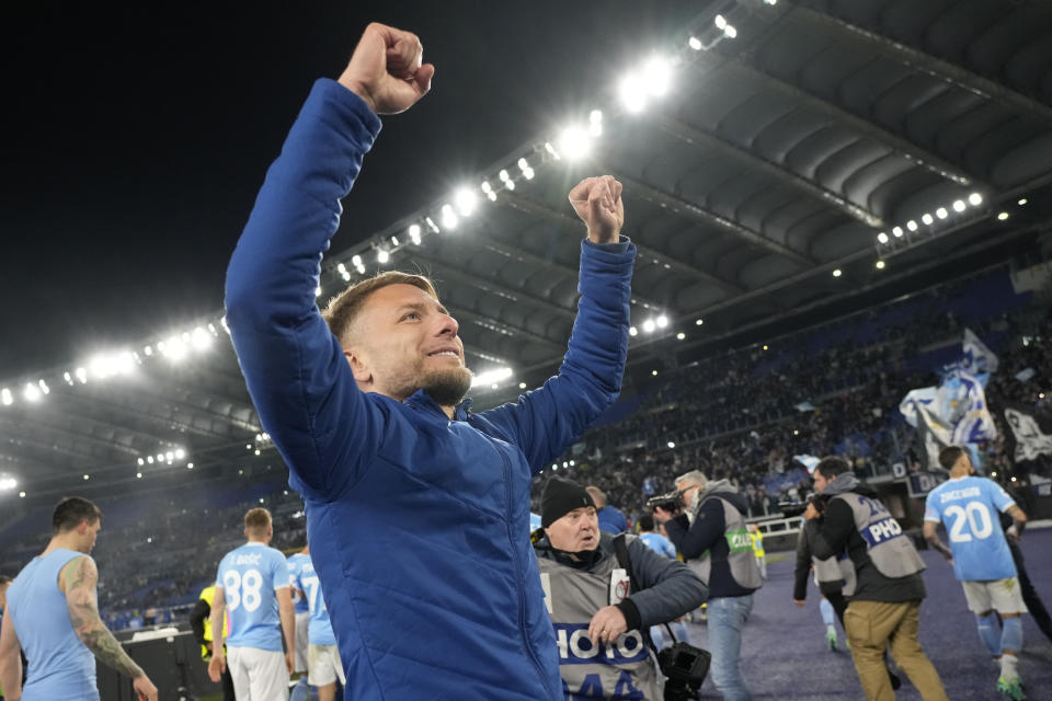 El delantero de Lazio Ciro Immobile celebra la victoria tras el partido ante Juventus en la Serie A, el 8 de abril de 2023, en Roma. (AP Foto/Alessandra Tarantino)