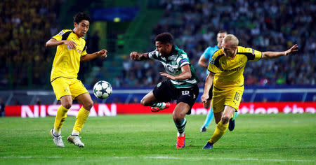 Football Soccer - Sporting Lisbon v Borussia Dortmund - Champions League - Group F - Alvalade stadium, Lisbon, Portugal - 18/10/16 Sporting Lisbon's Andre in action against Borussia Dortmund's Sebastian Rode (R) and Shinji Kagawa. REUTERS/Rafael Marchante