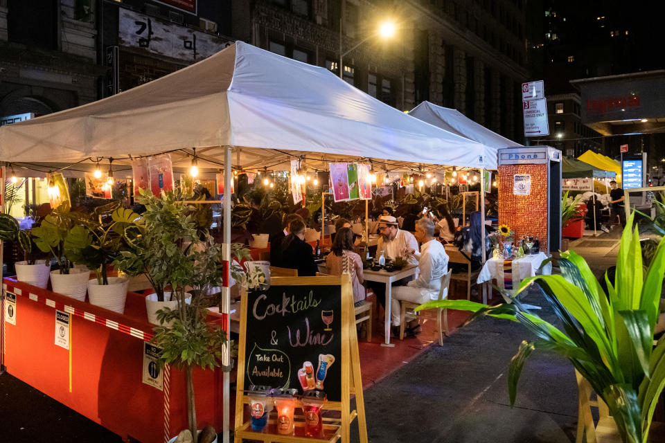 People enjoy outdoor dining amid the coronavirus disease (COVID-19) outbreak in Manhattan (Jeenah Moon / Reuters)