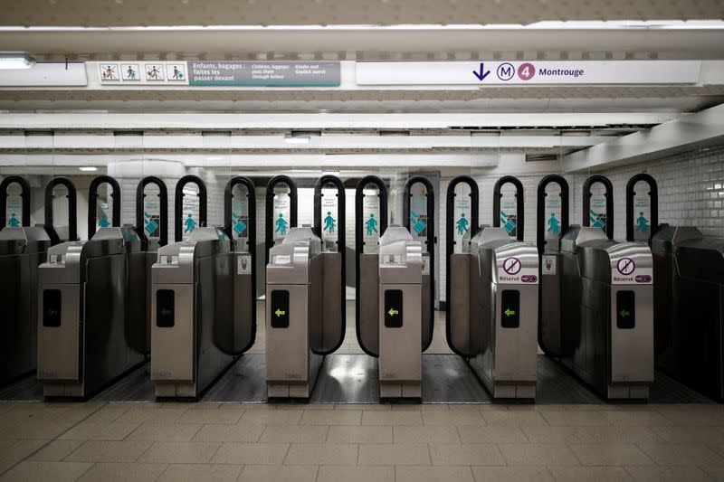 Un punto de control de billetes electrónicos del metro y una puerta de acceso se muestran en la estación de ferrocarril Gare du Nord durante una huelga de los trabajadores ferroviarios franceses de la SNCF en París